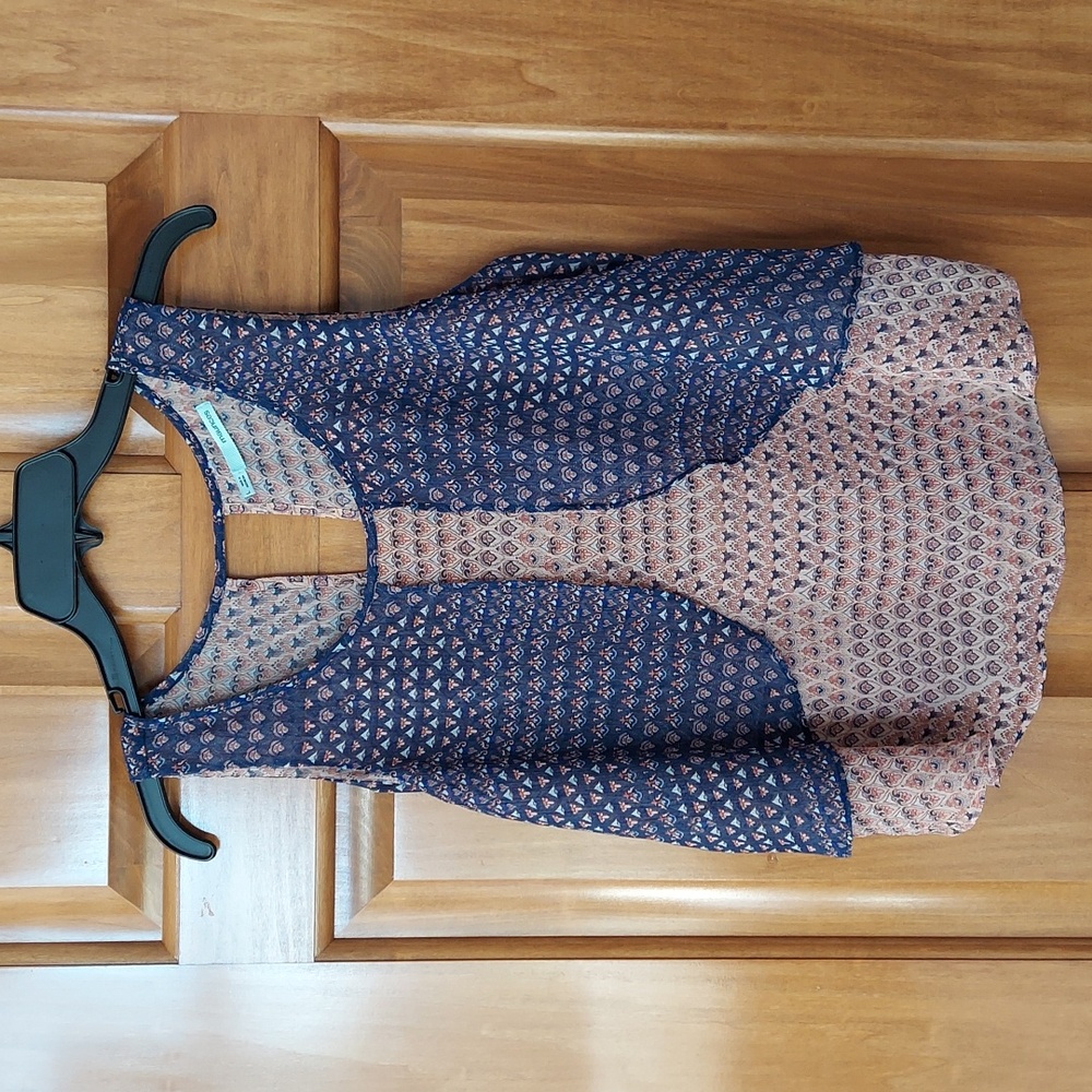 - Maurices Dainty Sleeveless Layered Tank, Peek-a-Boo Back, Size Large, Like New